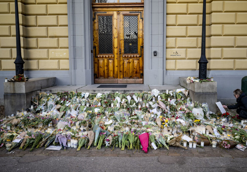 Blommor, ljus och hälsningar på trappan vid huvudingången till Malmö latinskola.