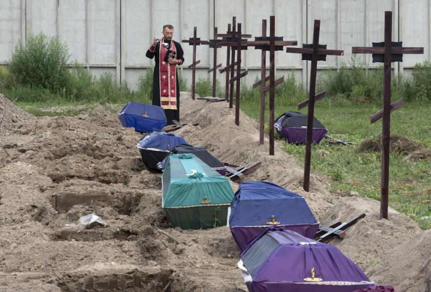 Oidentifierade kroppar av civila som hittats i en massgrav i Butja, en förort till Ukrainas huvudstad Kiev.