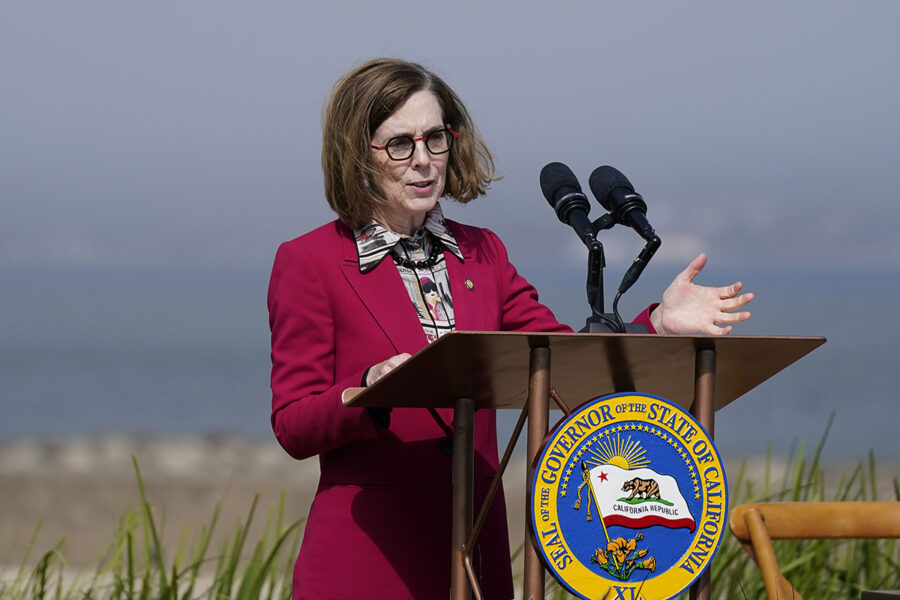 Oregons guvernör Kate Brown har omvandlat alla dödsstraff i staten till livstids fängelsestraff.