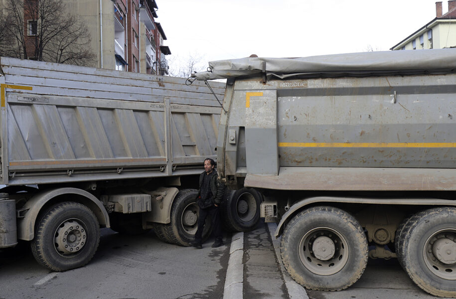 Etniska serber i norra Kosovo har rest vägbarrikader.