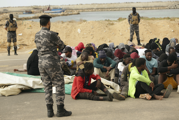 Människor som stoppats på sin väg över Medelhavet samlade öster om Tripoli i Libyen i oktober i år.