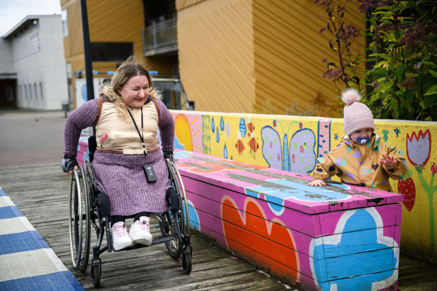 I drygt trettio intervjuer med personer med egen funktionsnedsättning och kronisk sjukdom samt olika experter framkommer att samhället inte är utformat så att personer med funktionsnedsättning ska kunna vara föräldrar, enligt Funktionsrätt Sverige.
