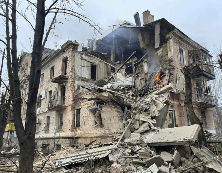 Två personer dödades när ett bostadshus i Kryvyj Rih träffades av en rysk projektil.