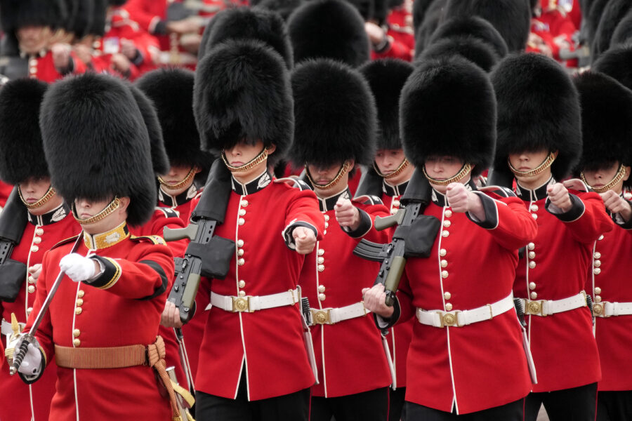 Peta vill att de traditionella hattarna, som bland annat används vid Buckingham Palace, ska ersättas med en ny variant i akryl.