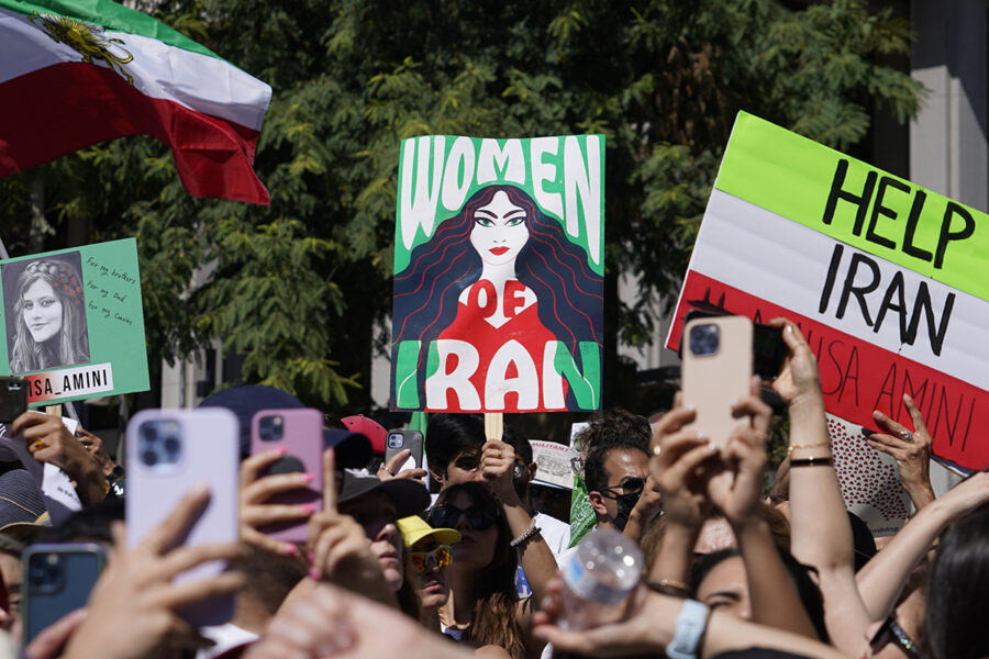 Iranska amerikaner deltar i en demonstration i centrala Los Angeles lördagen den 1 oktober 2022, i solidaritet med kvinnor i Iran.