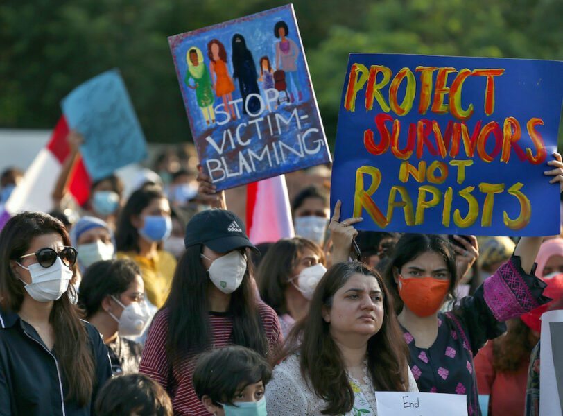 Medlemmar i Women Democratic Front demonstrerar i Islamabad, Pakistan, i september 2020, efter ett tidigare våldtäktsfall som väckte starka reaktioner i runt om landet.
