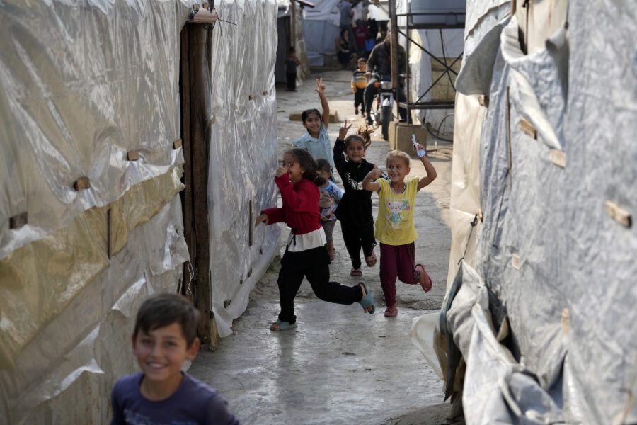 Syriska flyktingbarn i ett läger i norra Libanon.