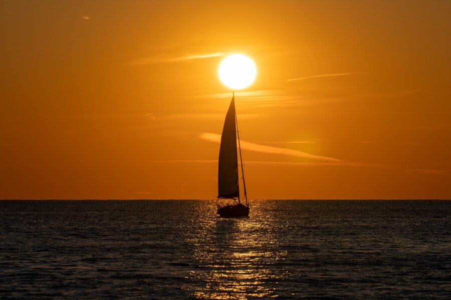 Tillslut slocknar även solen men än så länge seglar vi vidare.