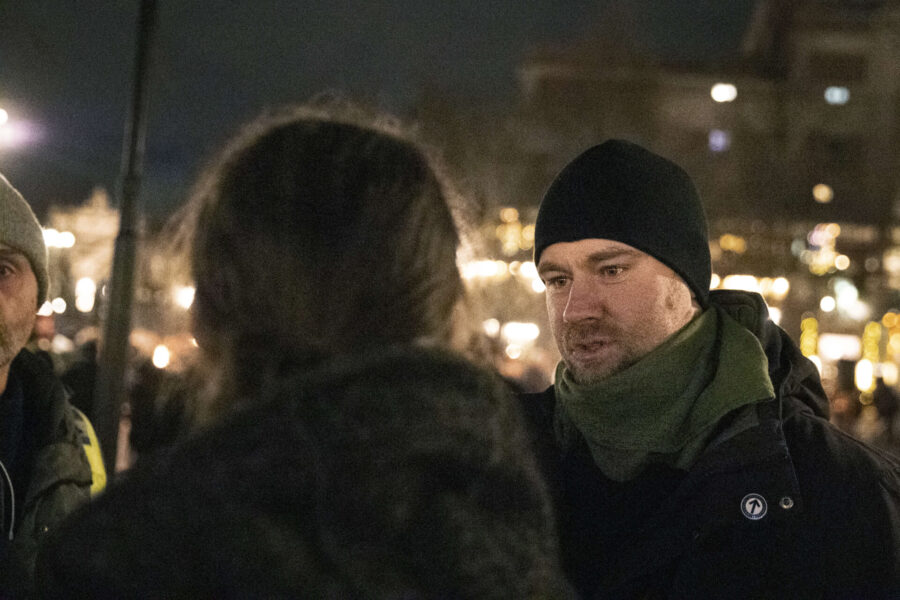 Syres reporter Daniel Vergara trakasseras av Nordiska motståndsrörelsens ledande aktivist Pär Sjögren.