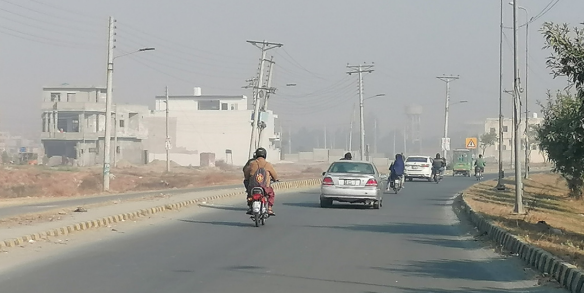 I Pakistans näst största stad Lahore är luftföroreningarna sedan en tid tillbaka på nivåer som betecknas som hälsofarliga.