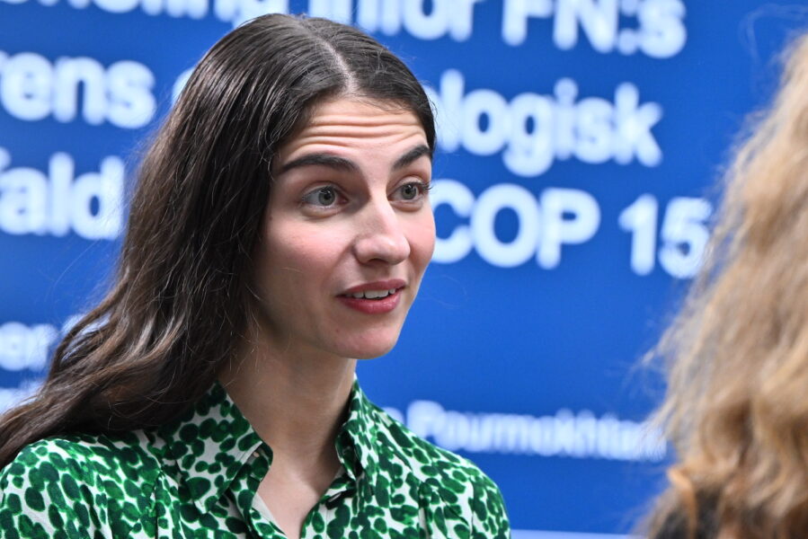 Miljöminister Romina Pourmokhtari (L) under en presskonferens inför FN:s konferens om biologisk mångfald COP15 i Montreal.