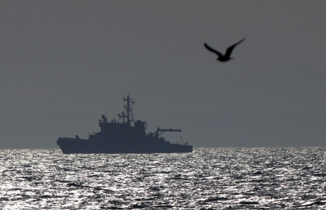 Trots att över 25 000 migranter har drunknat i Medelhavet sedan 2014 har EU idag ingen närvaro till havs, istället bevakar man centrala Medelhavet med drönare, plan och helikoptrar.