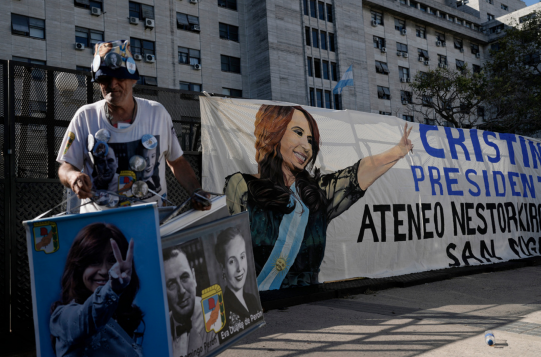 En anhängare till Argentinas vicepresident Cristina Fernández de Kirchner vinväntar tisdagens dom utanför domstolsbyggnaden.