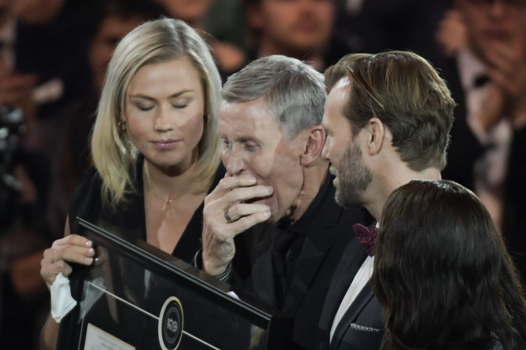 Börje Salming tar emot priset NHL:s Hederspris vid Tidernas Hockeygala på Avicii Arena.