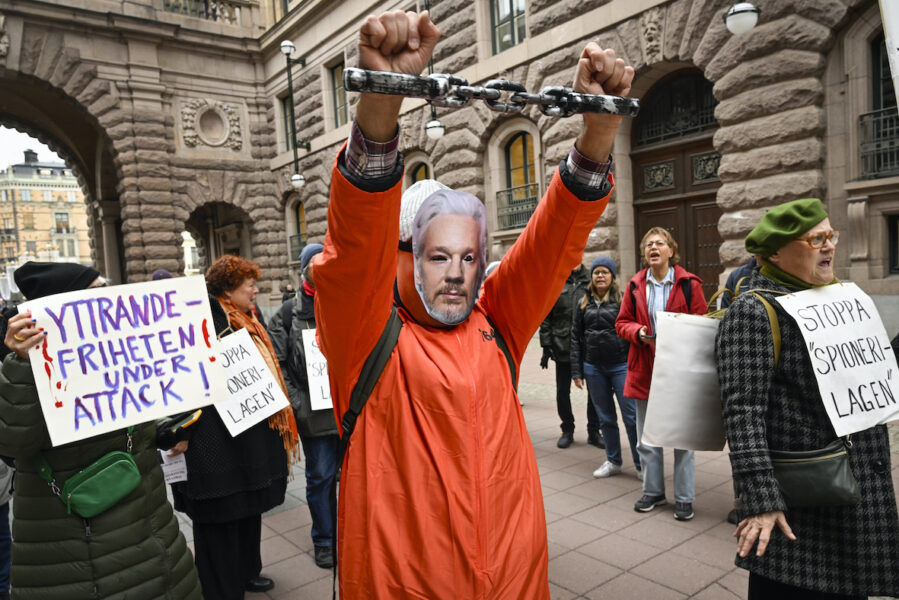 Stödkommittén för Julian Assange under en manifestation mot utlandsspionerilagen utanför riksdagen den 16 november i år.