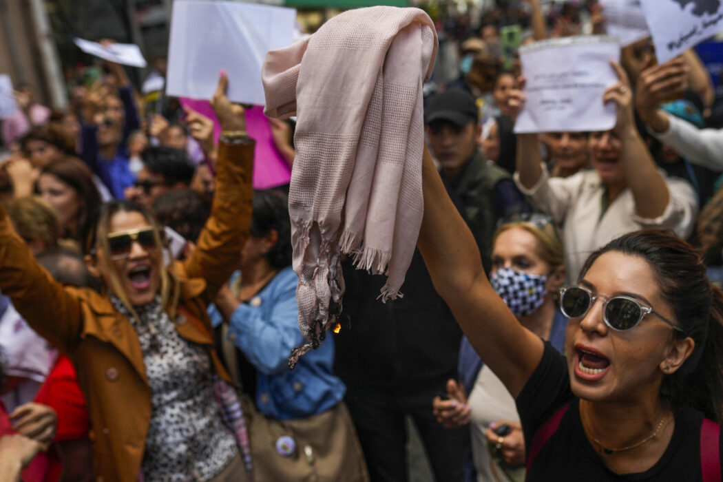 Stödprotest för kvinnor i Iran som demonstrerar mot sjaltvång.