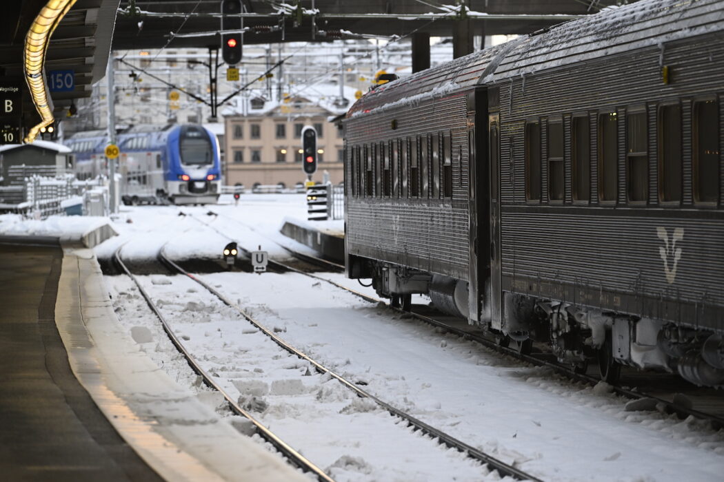 Ett väderomslag eller en nedriven kontaktledning skulle kunna ställa till det i jul, enligt SJ.