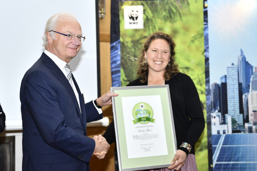 Pella Thiel med Kung Carl XVI Gustaf i samband med att hon mottar Världsnaturfonden WWF:s utmärkelse "Årets miljöhjälte" i oktober 2019.