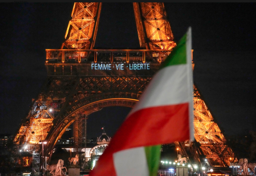 Eiffeltornet lystes under måndagskvällen upp med budskap till stöd för de omfattande regimkritiska protesterna i Iran.