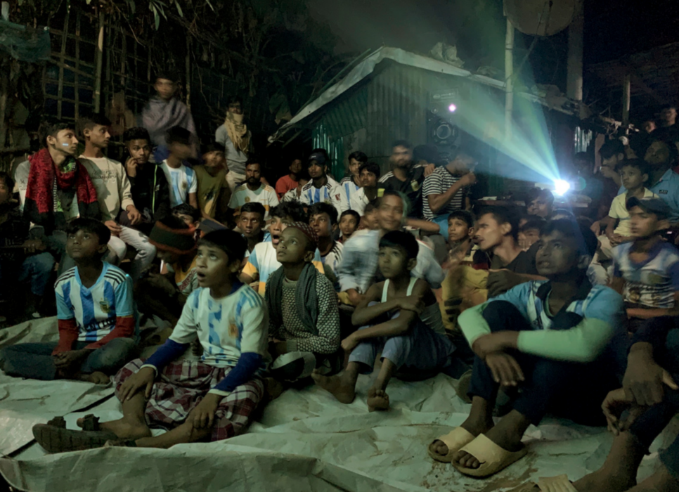 Flyktingar ur minoritetsgruppen rohingya tittar på VM-fotboll i distriktet Cox's Bazar i Bangladesh i december.