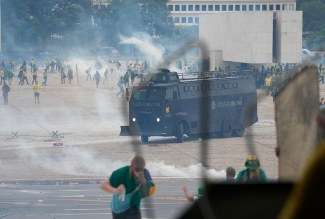 Flera hundra personer uppges ha gripits i Brasília.