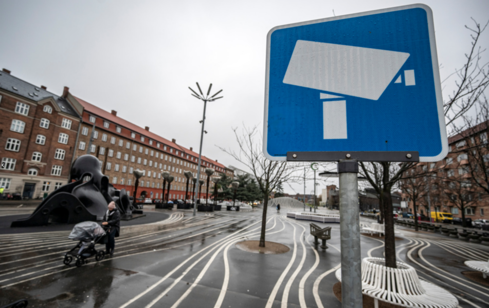 En skylt vid Superkilen på Nørrebro informerar om att området är kameraövervakat.