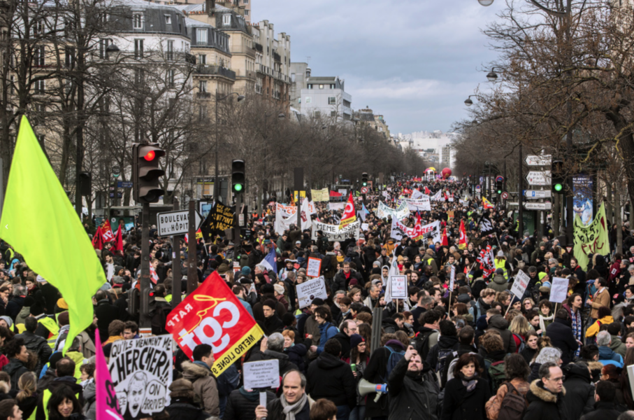 I februari 2020, strax före pandemins stora utbrott i Europa, demonstrerade människor mot regeringens pensionsplaner i bland annat Paris.