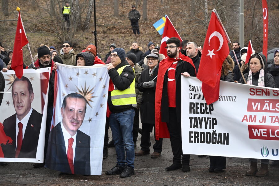 En av flera demonstrationer i Stockholm idag hölls till stöd för Turkiet och president Recep Tayyip Erdogan utanför Turkiets ambassad.
