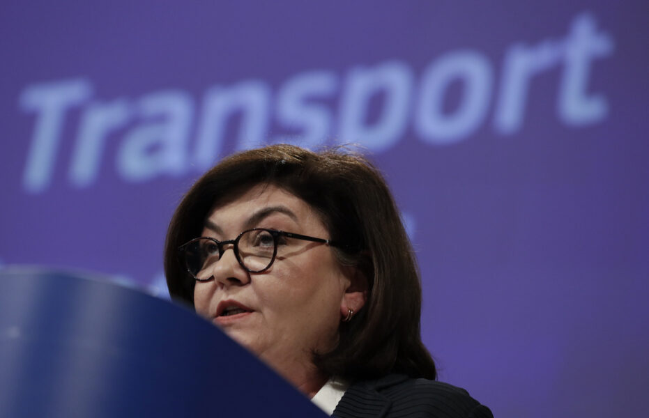 Rumänska Adina Valean är EU-kommissionär med ansvar för transportfrågor.