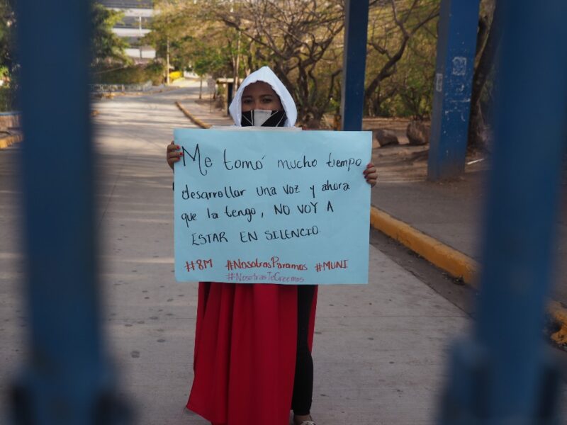 En kvinnlig student protesterar vid det statliga universitetet UNAH.