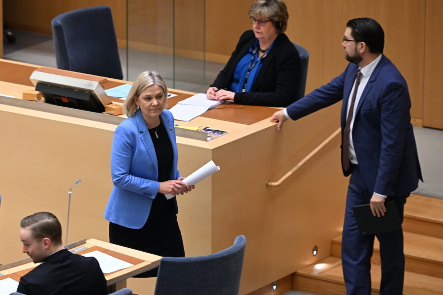 Socialdemokraternas partiledare Magdalena Andersson (S) och Sverigedemokraternas partiledare Jimmie Åkesson under partiledardebatten.