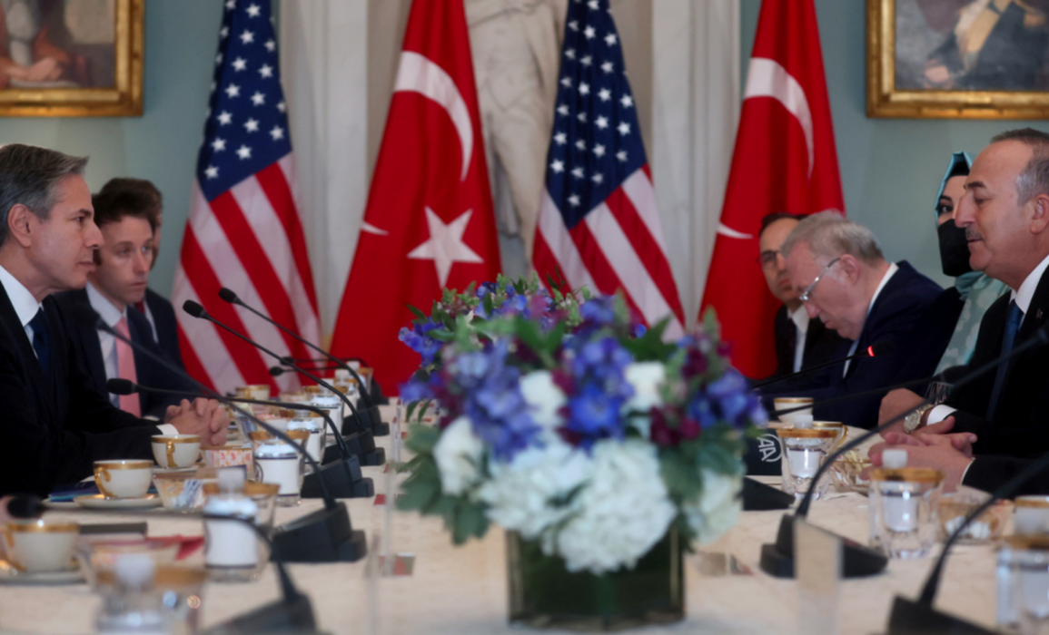 USA:s utrikesminister Antony Blinken och Turkiets utrikesminister Mevlut Cavusoglu (till höger).