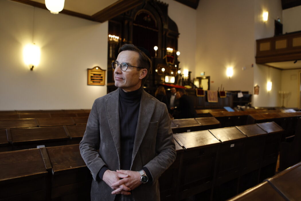 Statsminister Ulf Kristersson (M) under besök i Malmö Synagoga inför Förintelsens minnesdag.