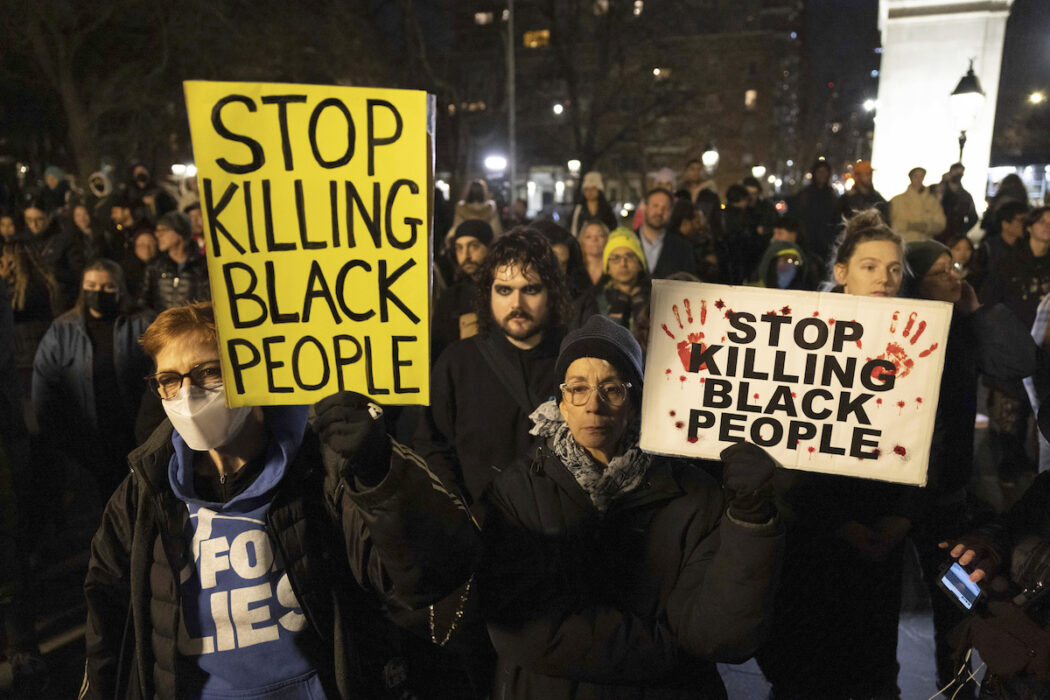 Runt om i USA, som här i Washington Square Park, hölls under lördagen protester mot dödsmisshandeln av Tyre Nichols.