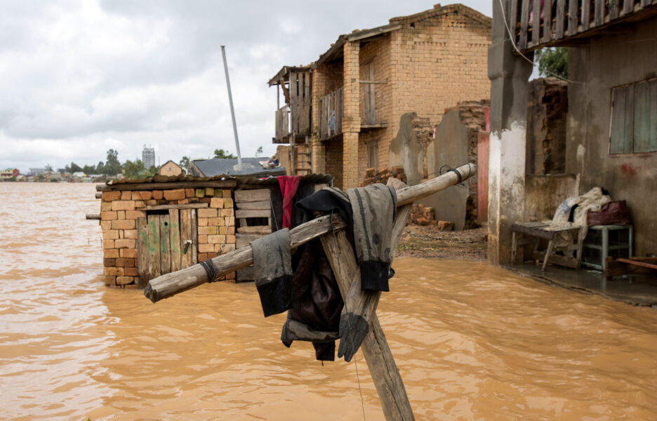 Efter cyklonen Chenesos framfart är delar av Madagaskar översvämmat och obeboeligt.