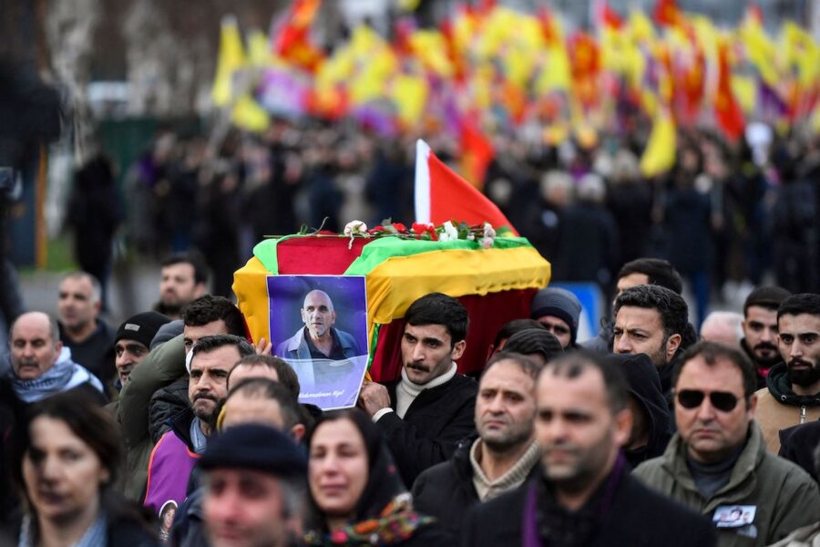 Uppslutningen blev stor när de tre kurder som sköts ihjäl i Paris strax före jul begravdes på tisdagen.