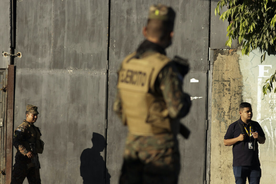 Militär patrullerar i Soyapango, El Salvador i slutet av december.