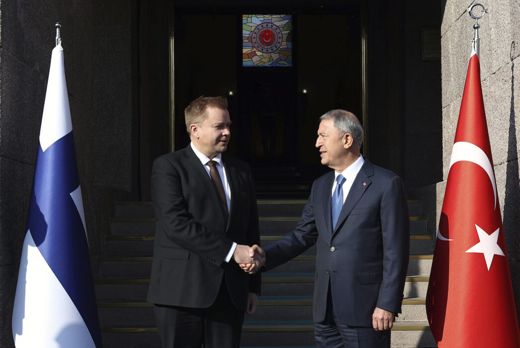 Finlands dåvarande försvarsminister Antti Kaikkonen skakar hand med Turkiets Hulusi Akar vid välkomstceremnin i Ankara den 8 december.