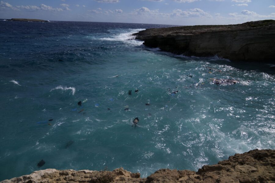 Migranters kroppar i vattnet utanför den grekiska än Kythira efter ett skeppsbrott, oktober 2022.