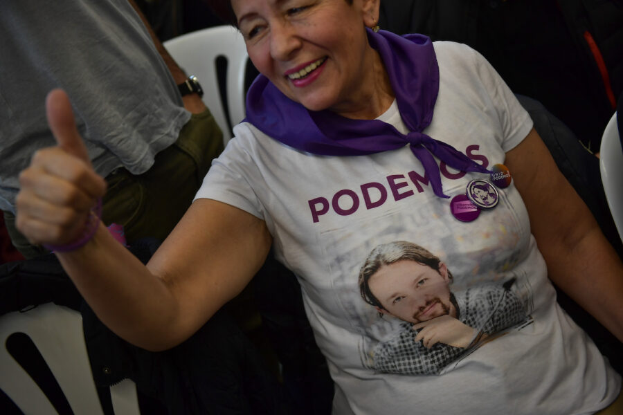 En anhängare av partiet Podemos under den senaste valrörelsen i Spanien.