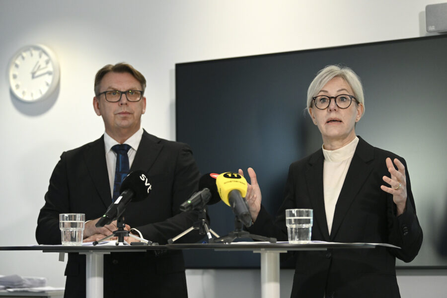 Ivo:s generaldirektör Sofia Wallström (th) och avdelningschef Peder Carlsson under en pressträff där man presenterar en rapport från nationell sjukhustillsyn.