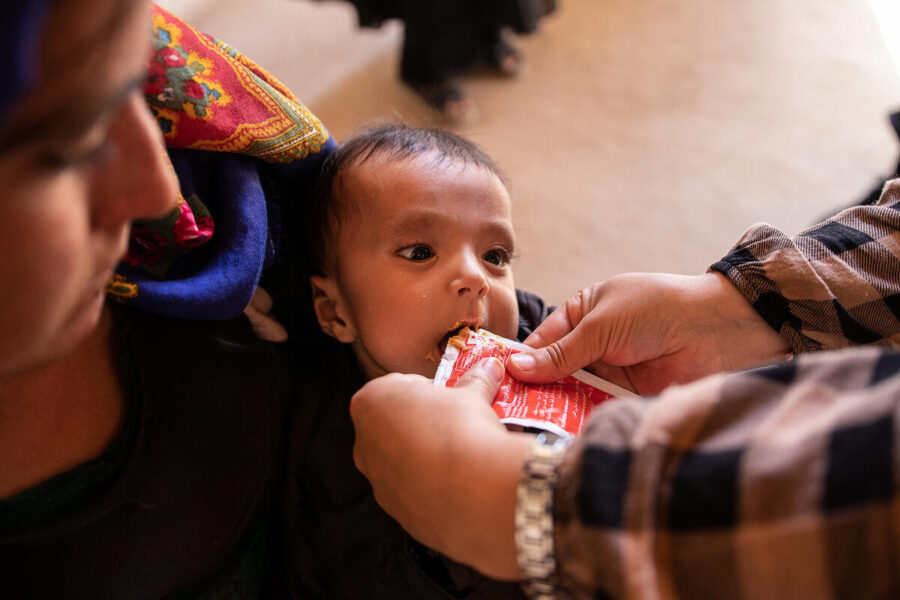 En elvamånaders bebis blir matad med näringsersättning i Afghanistan.