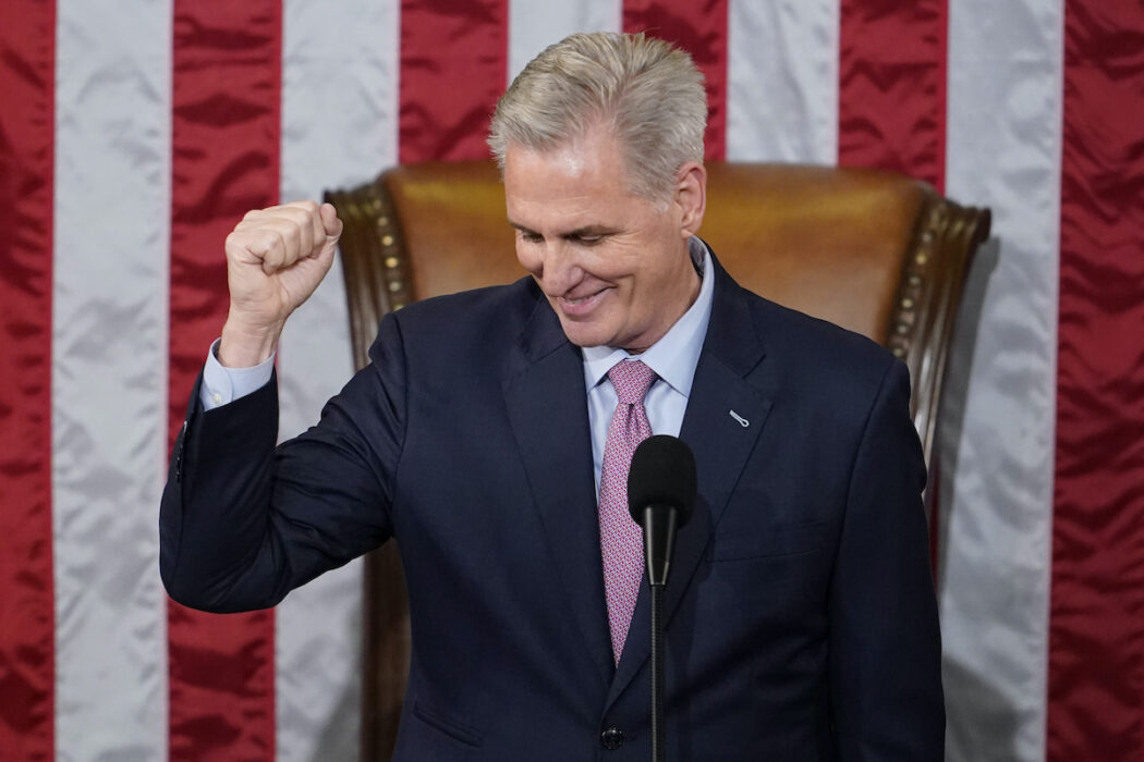 Representanthusets nyvalda talman, republikanen Kevin McCarthy, knyter näven efter att ha svurits in på posten sent på fredagskvällen lokal tid.
