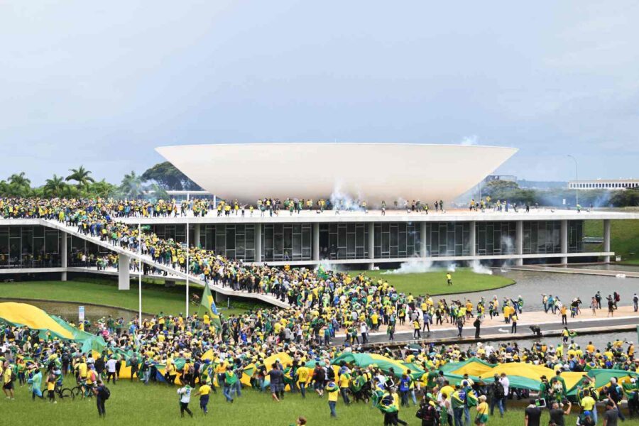 Anhängare till tidigare presidenten Jair Bolsonaro stormar kongressområdet i Brasiliens huvudstad Brasilia.