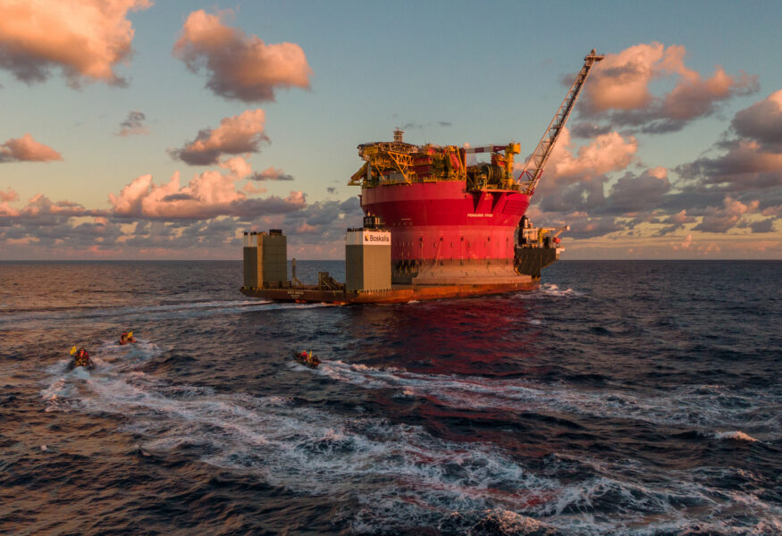 Aktivister från Greenpeace närmar sig lastfartyget som transporterar Shells oljeplattform.