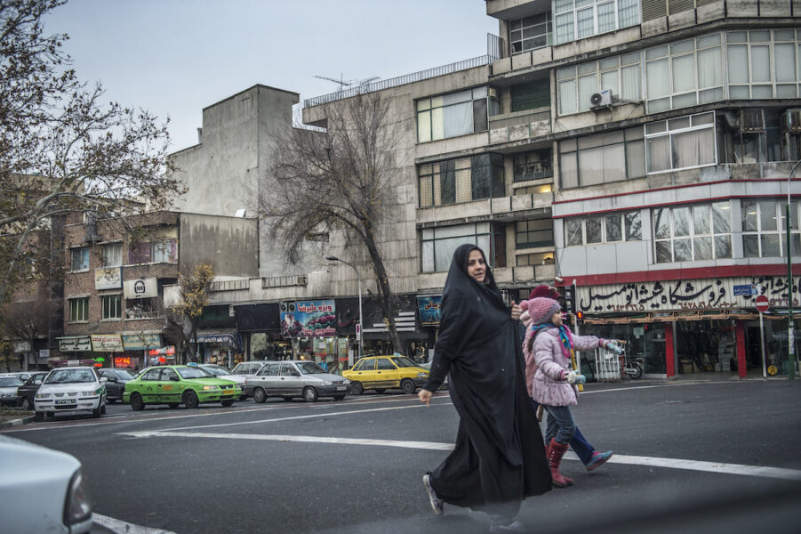 ”Lagen om obligatorisk hijab finns kvar och regimen använder sig av alla medel för att återta kontrollen”, säger journalisten Sholeh Irani.
