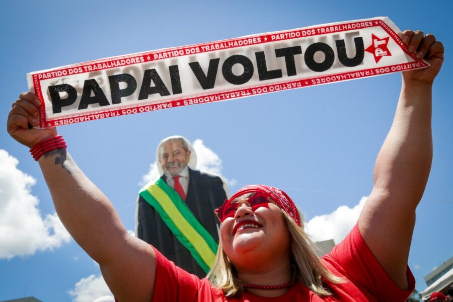 En hänförd anhängare till Lula da Silva håller upp en banderoll med texten, ”Papai voltou”, som betyder att fadern kom tillbaka.