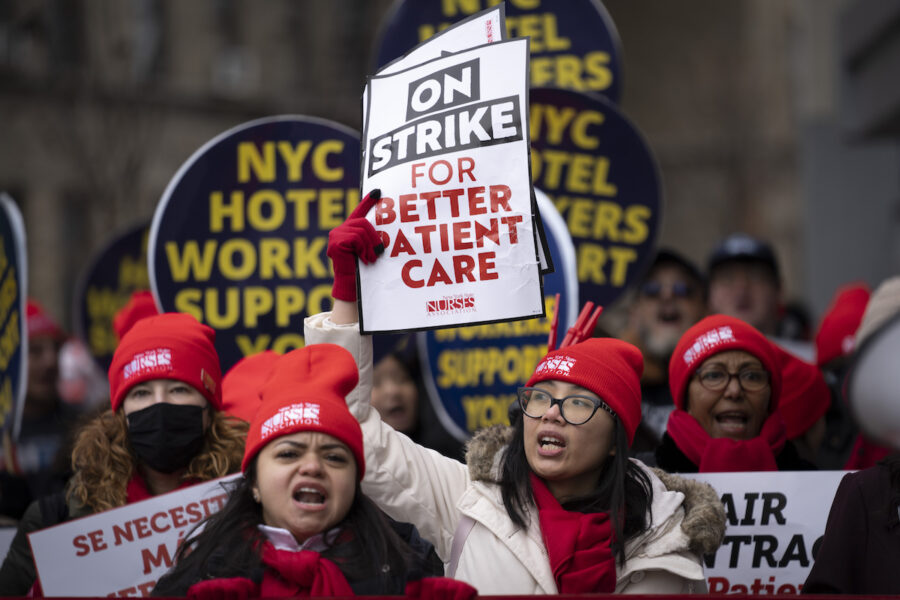 Strejkande sjuksköterskor marscherade på gatorna runt Montefiore Medical Center i Bronx, New York.