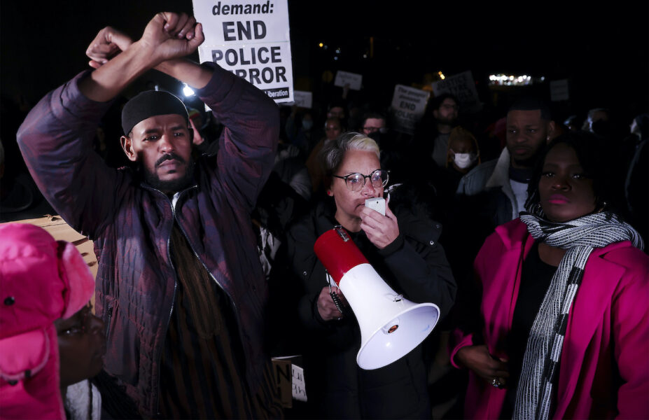 Demonstranter i Memphis, Tennessee, skanderade ”Händerna uppe, skjut inte” den 27 januari 2023.