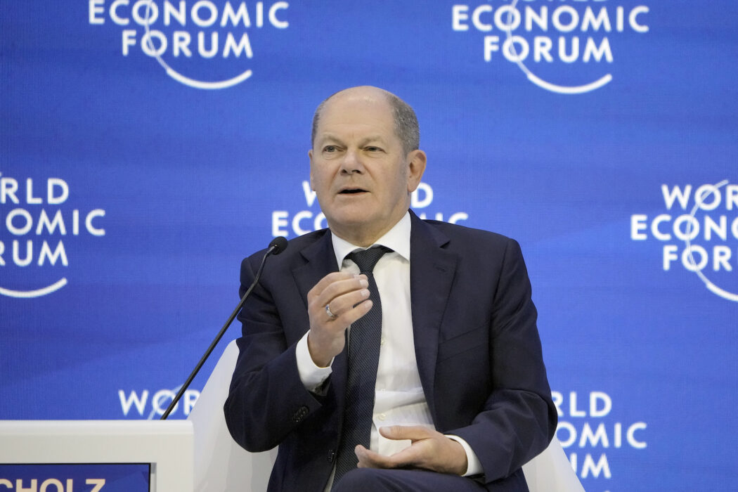 Tysklands förbundskansler Olaf Scholz under sitt tal på World ekonomi forum i Davos.